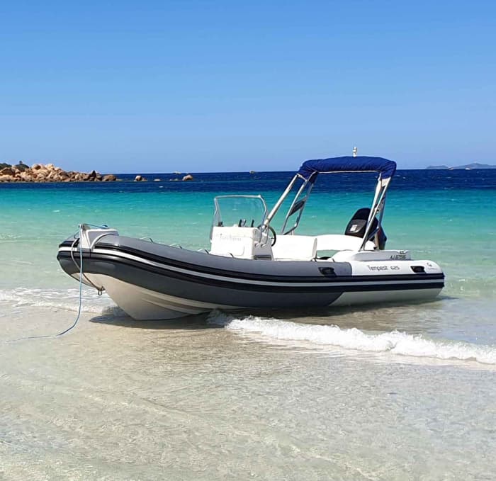 Het beste van Ajaccio beleef je op het water: een privé-dagtocht op een motorboot