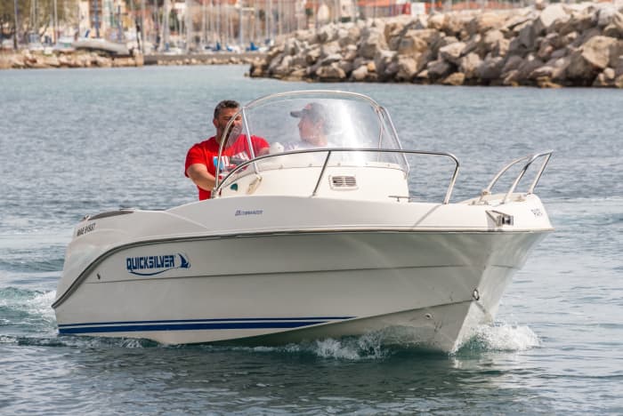Enjoy 8h30 on a motorboat to explore Marseille