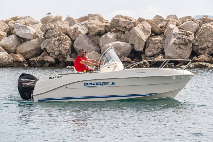 Enjoy 8h30 on a motorboat to explore Marseille