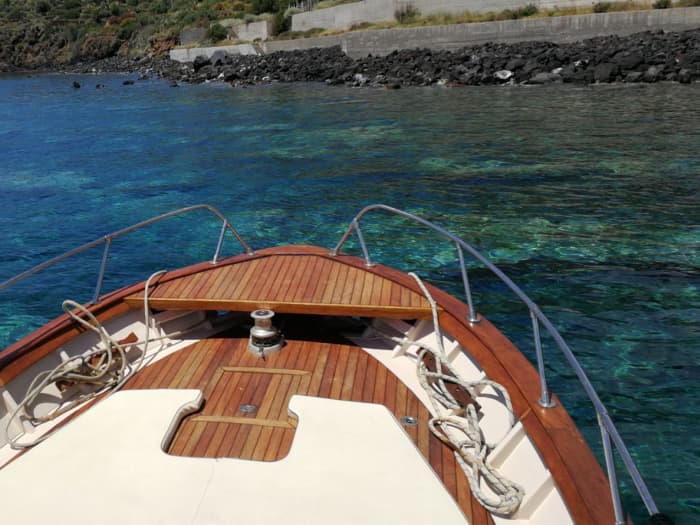 Privé boottocht rond de Eolische Eilanden op een motorboot.