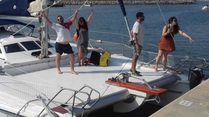 Setzen Sie Kurs auf pures Segelvergnügen: Ein ganzer Tag authentisches Segeln in L'Escala auf einem Katamaran