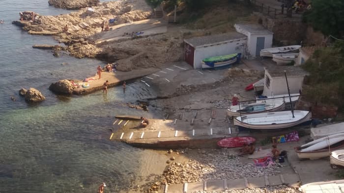 Setzen Sie Kurs auf pures Segelvergnügen: Ein ganzer Tag authentisches Segeln in L'Escala auf einem Katamaran