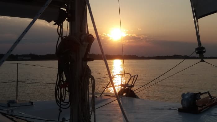 Setzen Sie Kurs auf pures Segelvergnügen: Ein ganzer Tag authentisches Segeln in L'Escala auf einem Katamaran