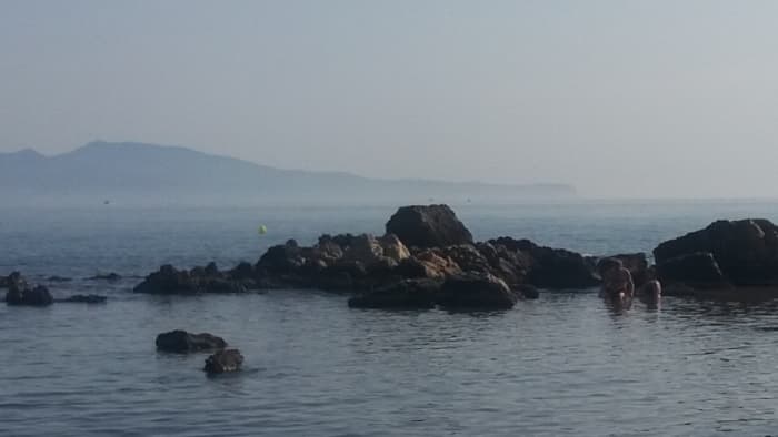 Setzen Sie Kurs auf pures Segelvergnügen: Ein ganzer Tag authentisches Segeln in L'Escala auf einem Katamaran