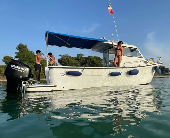 Explorez Tarente en bateau : une journée complète sur l'eau à bord d'un bateau à moteur