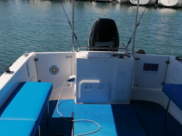 Explorez Tarente en bateau : une journée complète sur l'eau à bord d'un bateau à moteur