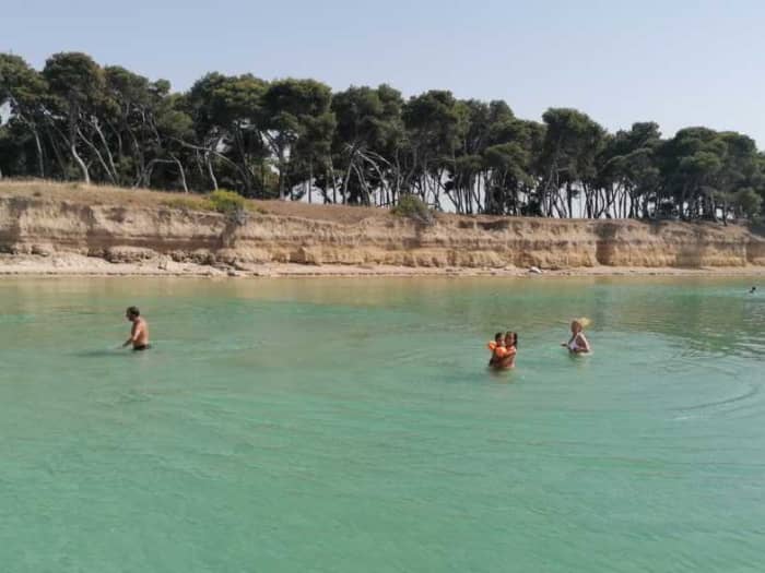 Explorez Tarente en bateau : une journée complète sur l'eau à bord d'un bateau à moteur