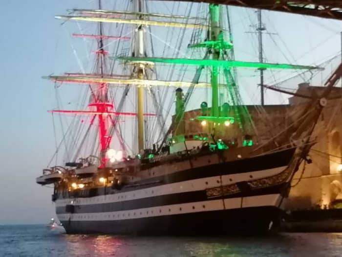 Explorez Tarente en bateau : une journée complète sur l'eau à bord d'un bateau à moteur