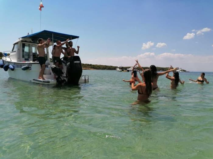 Explorez Tarente en bateau : une journée complète sur l'eau à bord d'un bateau à moteur