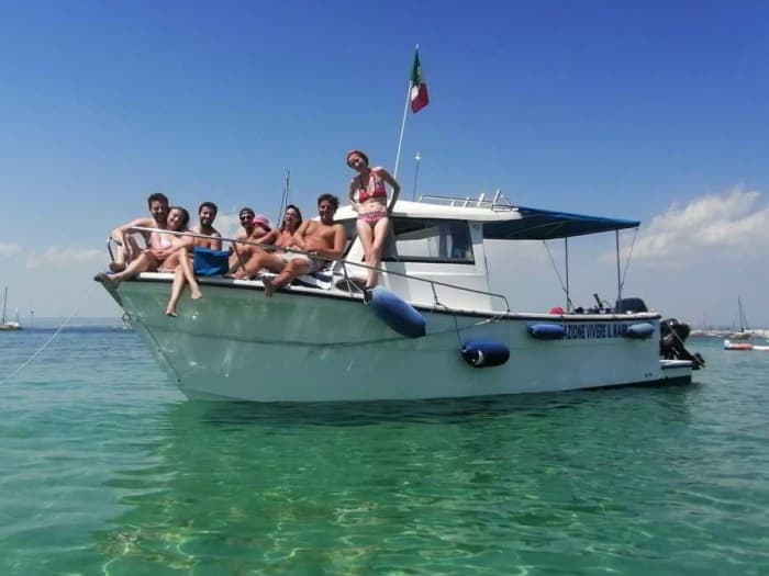 Explorez Tarente en bateau : une journée complète sur l'eau à bord d'un bateau à moteur