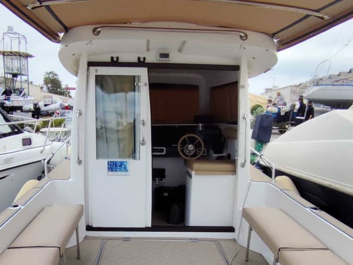 Explorez Tarente en bateau : une journée complète sur l'eau à bord d'un bateau à moteur