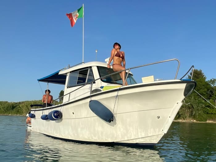 Explorez Tarente en bateau : une journée complète sur l'eau à bord d'un bateau à moteur