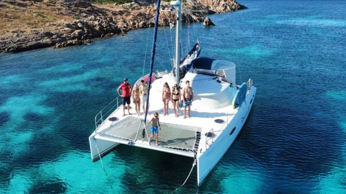 Descubra Porto-Vecchio num catamarã durante um dia inteiro.