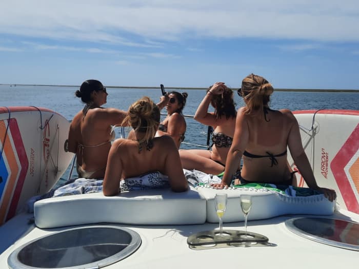 Excursion privée en yacht à moteur d'une demi-journée et au coucher du soleil