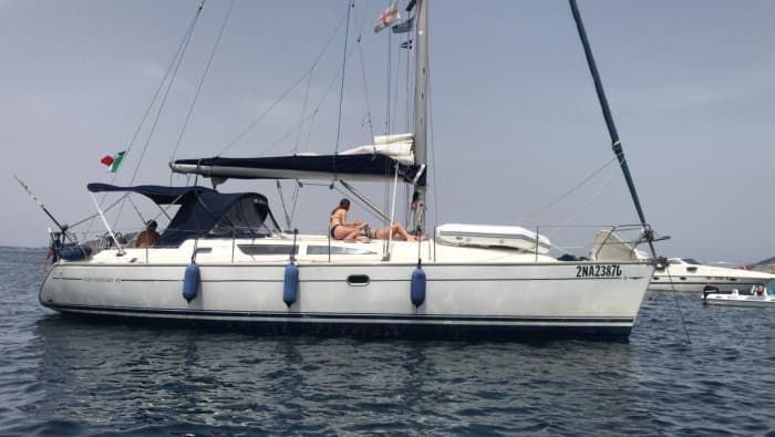 Zet koers naar plezier: een authentieke zeildag in Napels op een zeilboot.