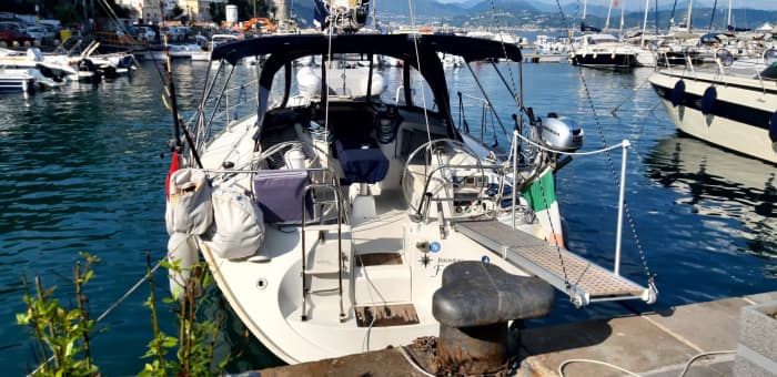 Zet koers naar plezier: een authentieke zeildag in Napels op een zeilboot.