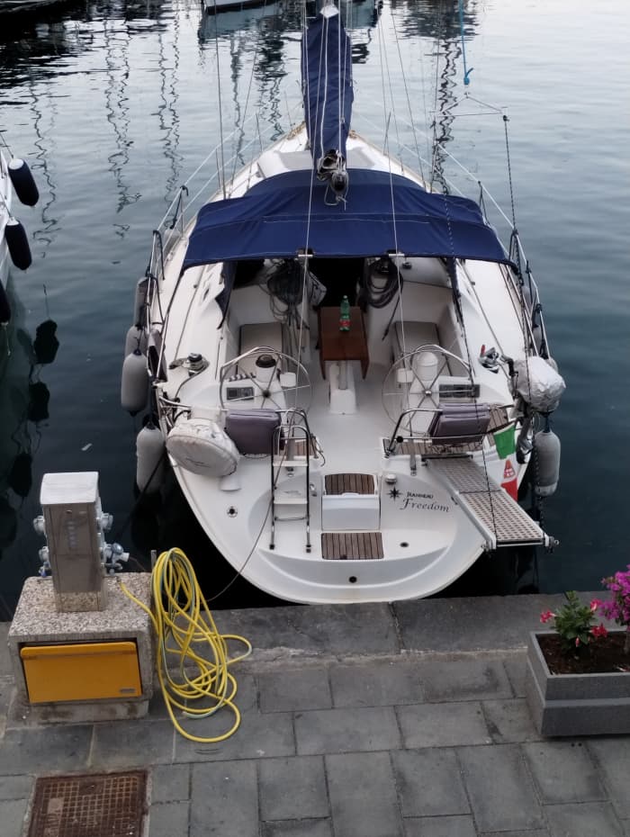 Zet koers naar plezier: een authentieke zeildag in Napels op een zeilboot.