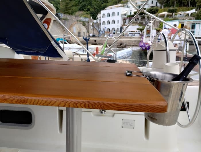 Zet koers naar plezier: een authentieke zeildag in Napels op een zeilboot.