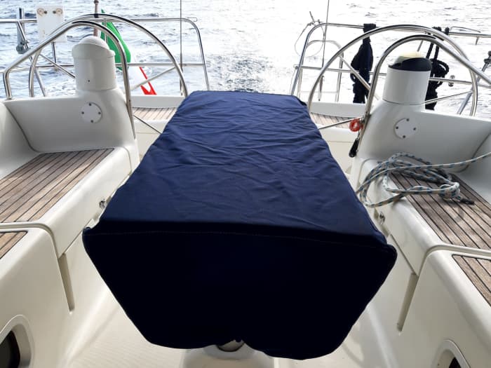 Zet koers naar plezier: een authentieke zeildag in Napels op een zeilboot.
