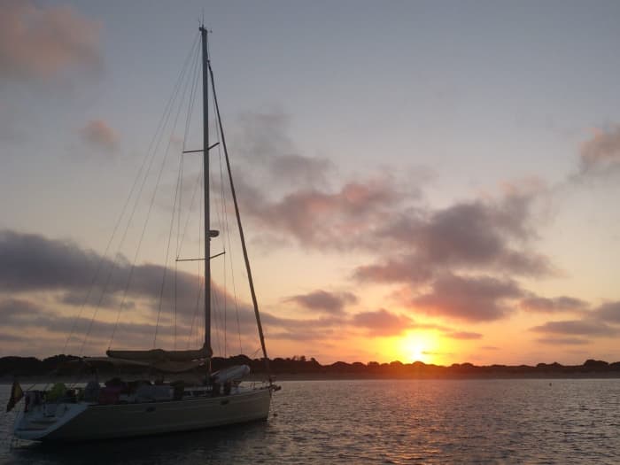 Coucher de soleil. Croisière de 3 heures au coucher du soleil au large de la plage d'El Saler.