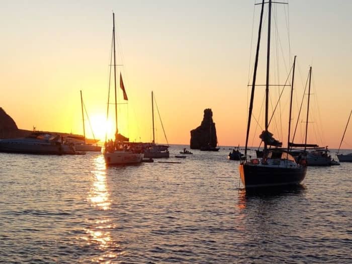 Coucher de soleil. Croisière de 3 heures au coucher du soleil au large de la plage d'El Saler.