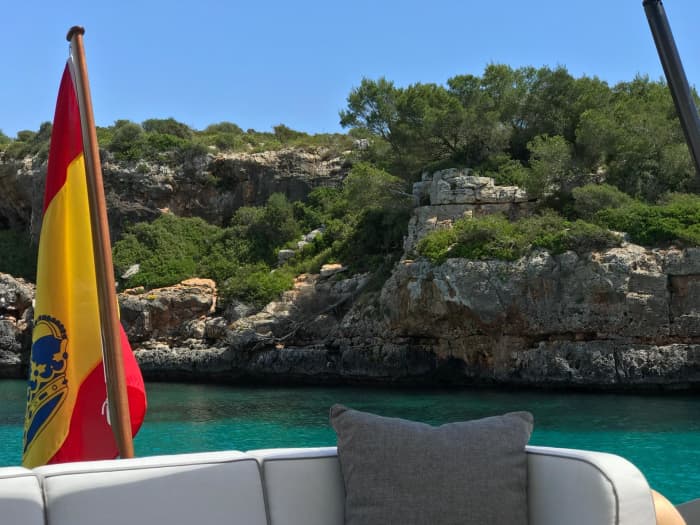 Um dia em Cala d'Or: Desfrute de 8 horas de descobertas em um barco a motor.