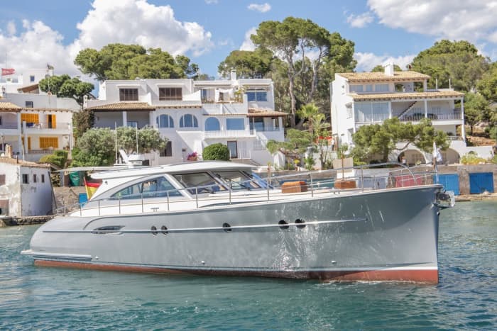 Um dia em Cala d'Or: Desfrute de 8 horas de descobertas em um barco a motor.