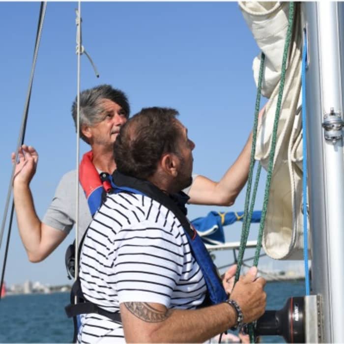 El ritmo de La Rochelle: Momentos inolvidables en un velero.