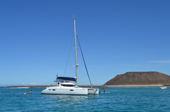 Setzen Sie Kurs auf pures Segelvergnügen: Ein ganzer Tag authentisches Segeln in Corralejo auf einem Katamaran
