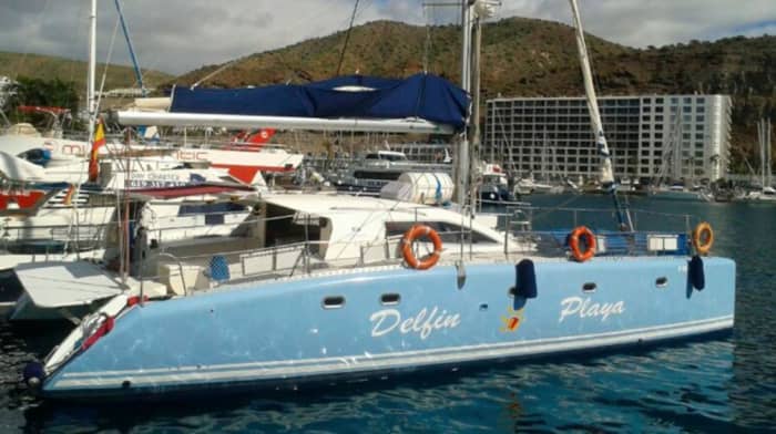 Explorez Pasito Blanco et profitez d'une journée complète de navigation en catamaran.