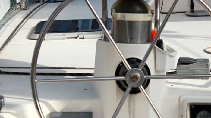 Explorez Pasito Blanco et profitez d'une journée complète de navigation en catamaran.