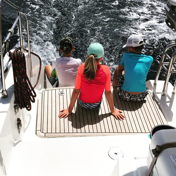 Cap sur le plaisir : une journée complète de navigation authentique à Costa Adeje en catamaran