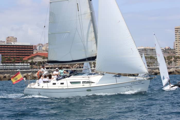 6-stündiger Segeltörn, bei dem Sie unser wunderschönes Meer genießen können, mit einem Zwischenstopp zum Schwimmen usw. rund um Las Palmas de Gran Canaria