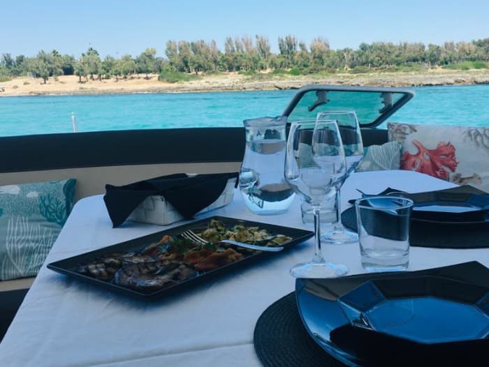 Descubre Porto Cesareo: Un día completo de sol en una lancha motora.