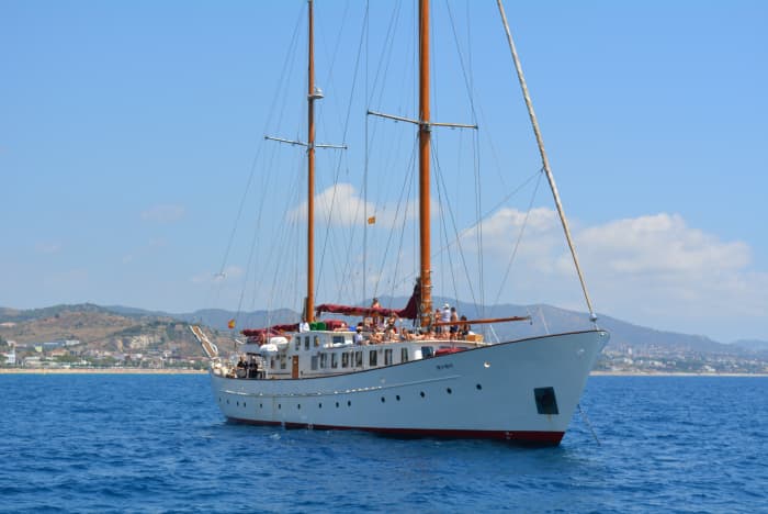 2-HOUR TOUR ON A HISTORIC SAILBOAT