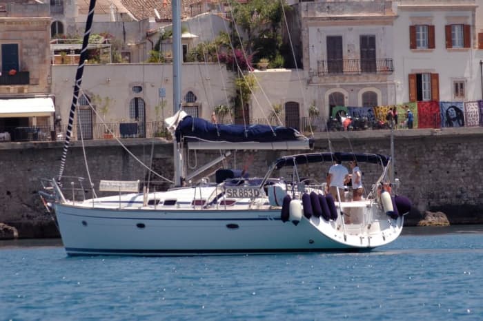 Erkunden Sie Syracuse und genießen Sie einen ganzen Tag Segeln auf einem Segelboot.