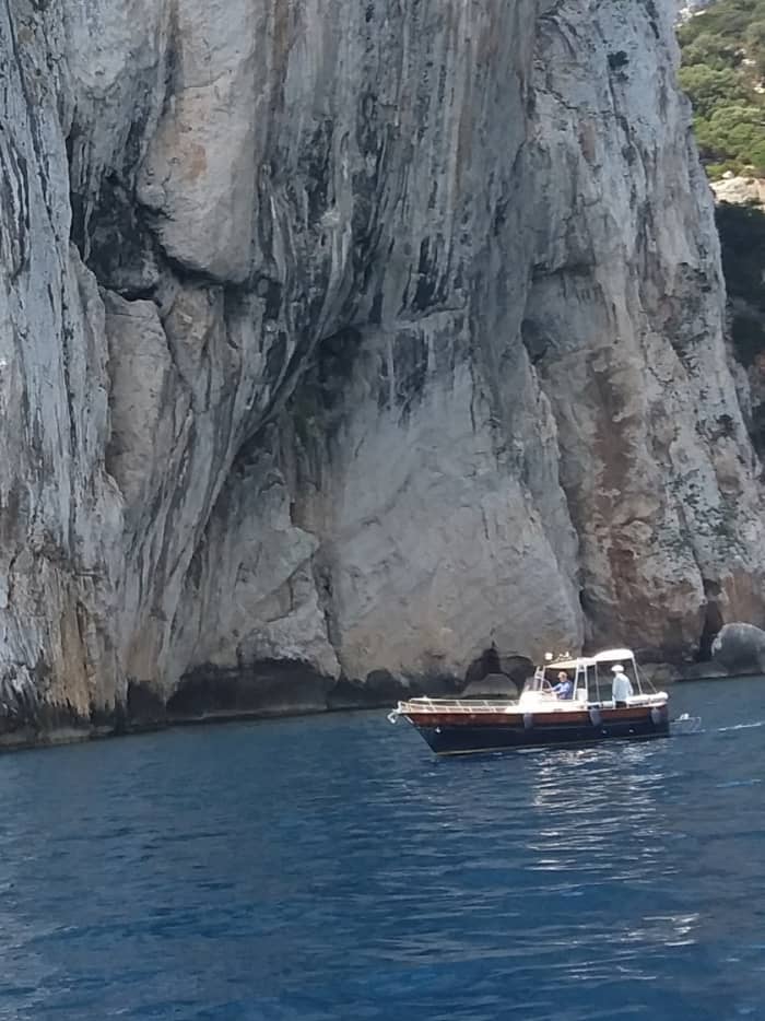 Genießen Sie 7 Stunden auf einem Motorboot im Golf von Aranci