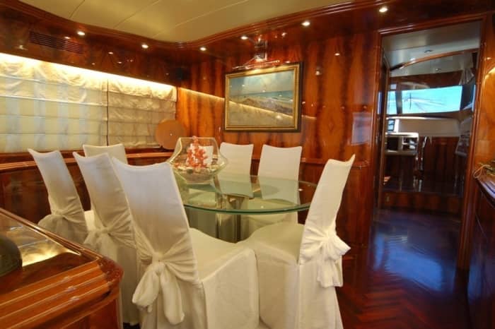 Genießen Sie den Luxus von Milazzo mit einem ganztägigen Ausflug auf einer Motoryacht.