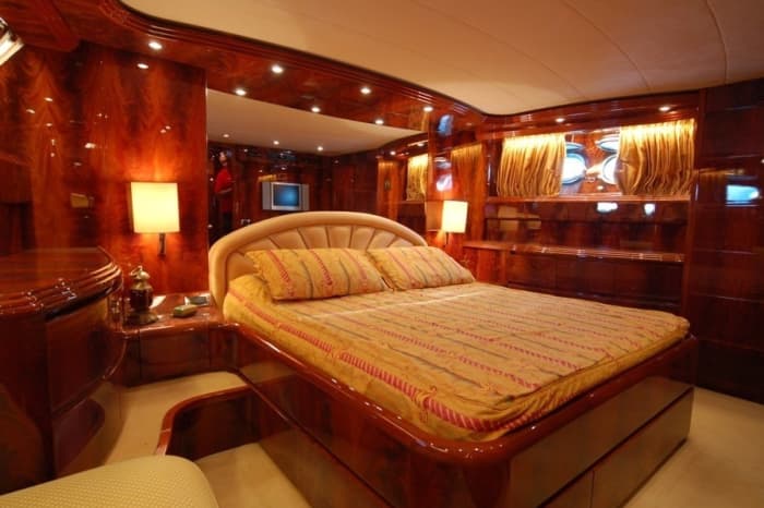 Genießen Sie den Luxus von Milazzo mit einem ganztägigen Ausflug auf einer Motoryacht.