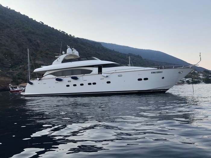 Genießen Sie den Luxus von Milazzo mit einem ganztägigen Ausflug auf einer Motoryacht.