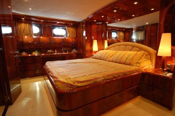 Genießen Sie den Luxus von Milazzo mit einem ganztägigen Ausflug auf einer Motoryacht.