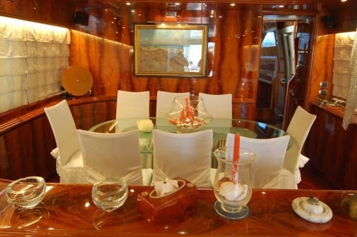 Genießen Sie den Luxus von Milazzo mit einem ganztägigen Ausflug auf einer Motoryacht.