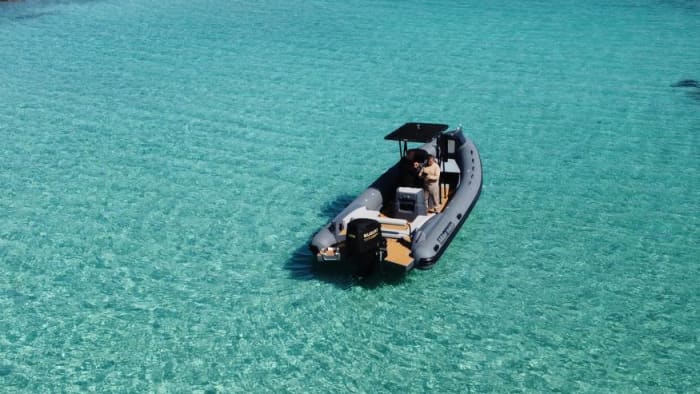 Ein Tag rund um La Maddalena: Genießen Sie 7,5 Stunden voller Entdeckungen mit dem Motorboot