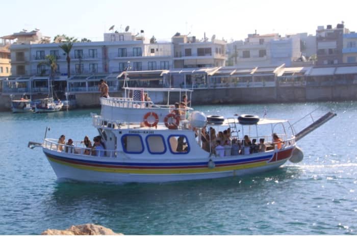 Détendez-vous sur un bateau à moteur à Héraklion pendant 2 heures