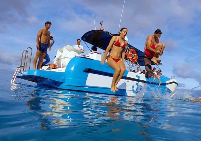 Concediti mezza giornata di relax su un motoscafo a Fornells, Minorca.