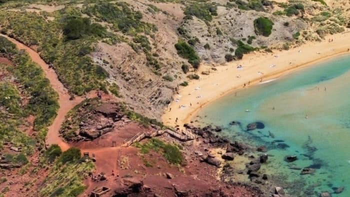 Concediti mezza giornata di relax su un motoscafo a Fornells, Minorca.