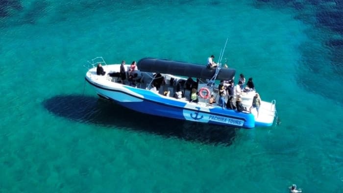 Concediti mezza giornata di relax su un motoscafo a Fornells, Minorca.