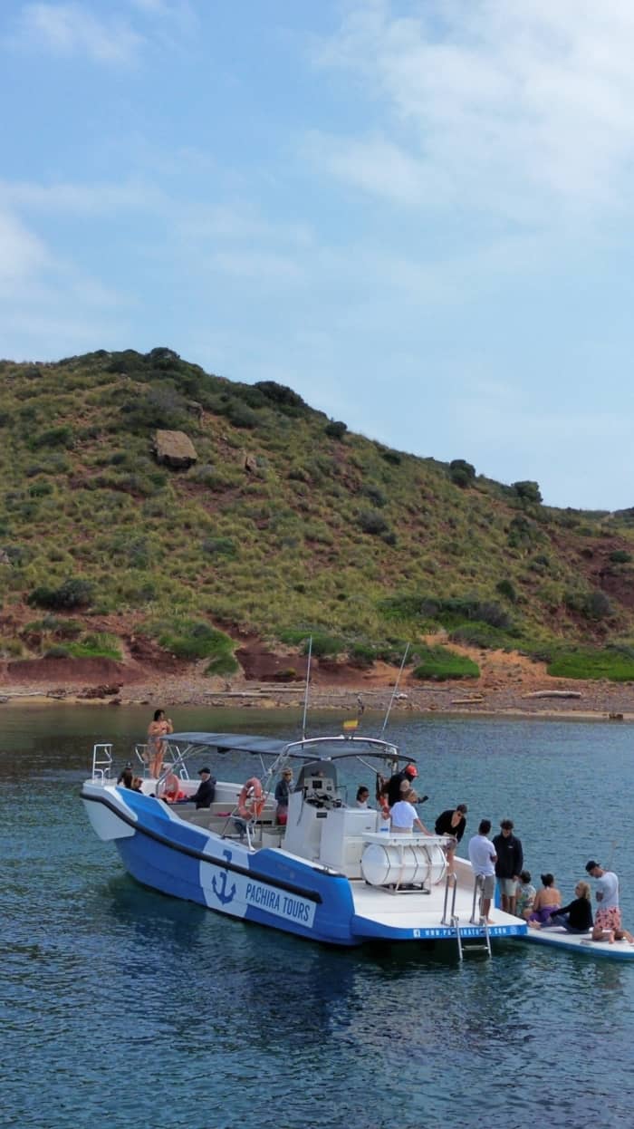 Concediti mezza giornata di relax su un motoscafo a Fornells, Minorca.