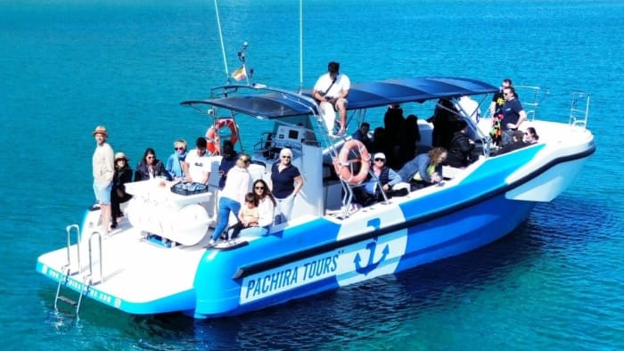 Concediti mezza giornata di relax su un motoscafo a Fornells, Minorca.
