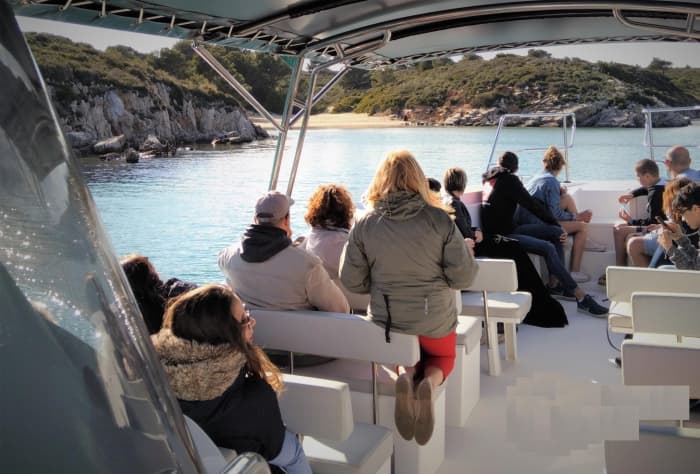 Concediti mezza giornata di relax su un motoscafo a Fornells, Minorca.